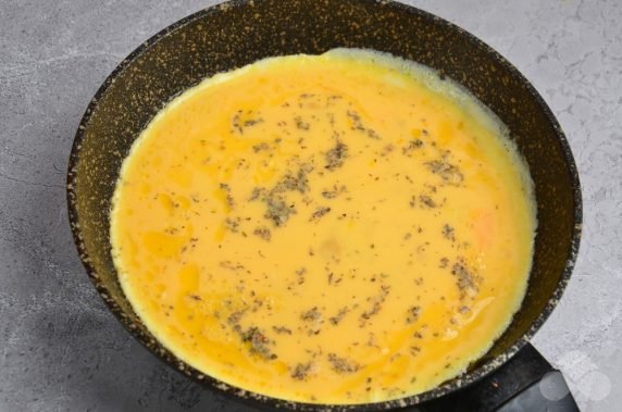 Омлет с зеленью, орегано и чесноком – фото приготовления рецепта, шаг 3