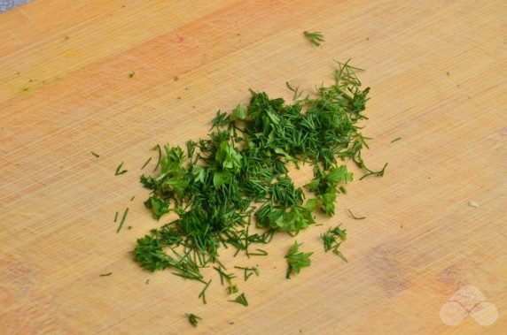 Омлет с зеленью, орегано и чесноком – фото приготовления рецепта, шаг 4