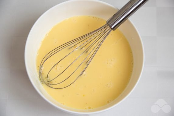 Омлет с помидорами и сыром в духовке – фото приготовления рецепта, шаг 2