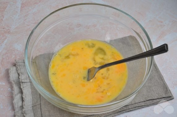 Омлет с ветчиной и сыром – фото приготовления рецепта, шаг 2