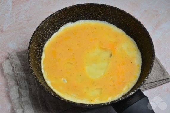 Омлет с ветчиной и сыром – фото приготовления рецепта, шаг 3