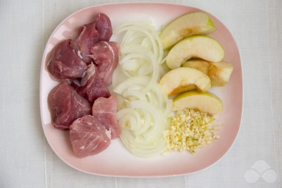 Свинина с яблоками в горшочках – фото приготовления рецепта, шаг 1