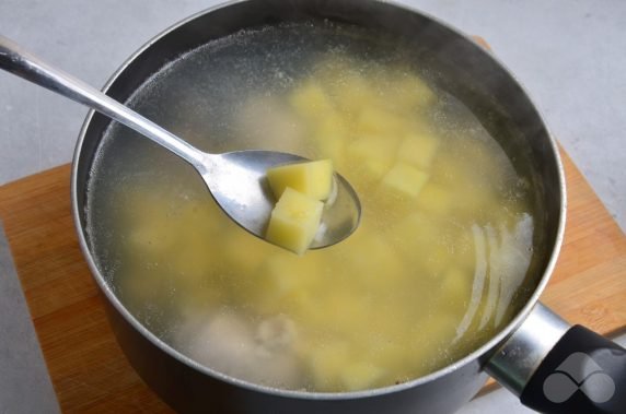 Куриный суп с картошкой и рисом – фото приготовления рецепта, шаг 2