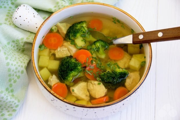 Куриный суп с брокколи и картошкой