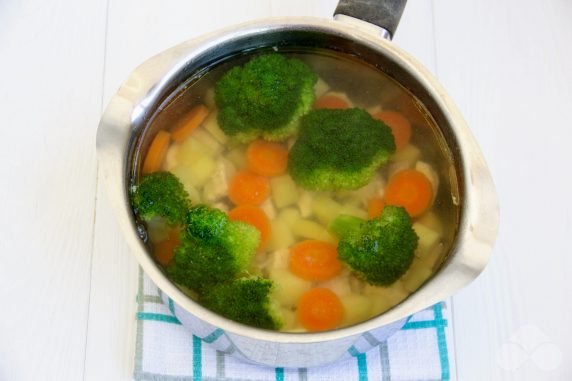 Куриный суп с брокколи и картошкой – фото приготовления рецепта, шаг 2
