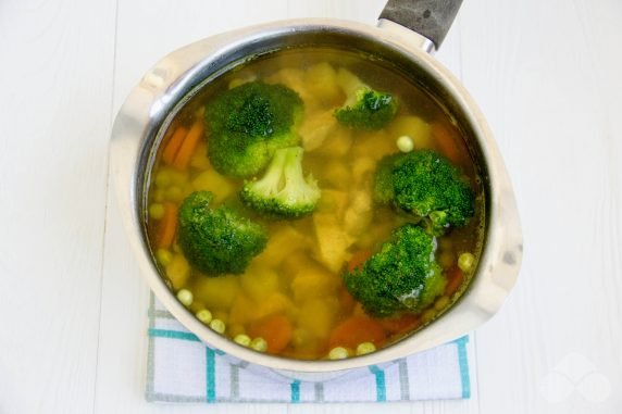 Куриный суп с брокколи и картошкой – фото приготовления рецепта, шаг 3