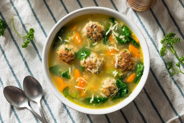Куриный суп с фрикадельками и шпинатом