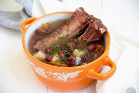 Суп со свиными ребрышками и фасолью