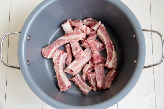 Суп со свиными ребрышками и фасолью – фото приготовления рецепта, шаг 2