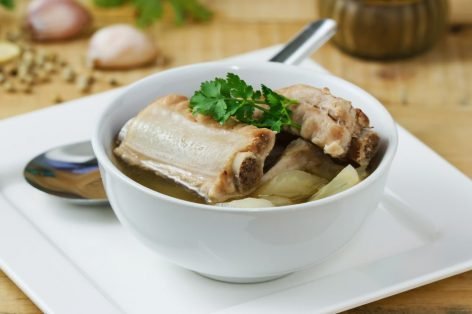 Суп из свиных ребрышек, картофеля и капусты
