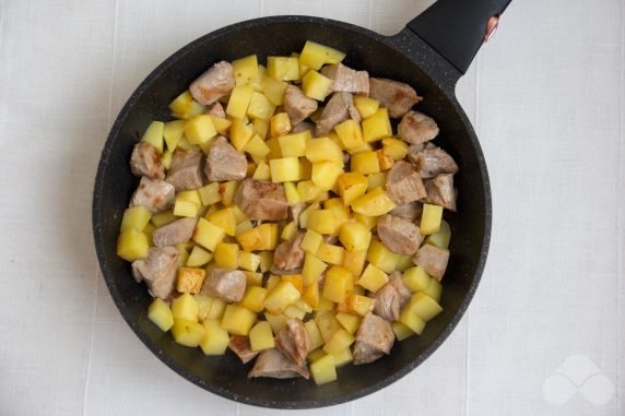 Индейка, жаренная с картошкой, цукини и болгарским перцем – фото приготовления рецепта, шаг 4