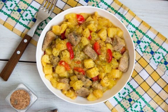 Индейка, жаренная с картошкой, цукини и болгарским перцем – фото приготовления рецепта, шаг 6