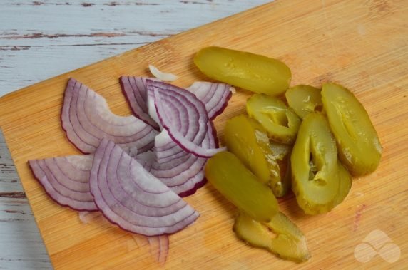 Хот-дог с куриной сосиской и овощами – фото приготовления рецепта, шаг 2