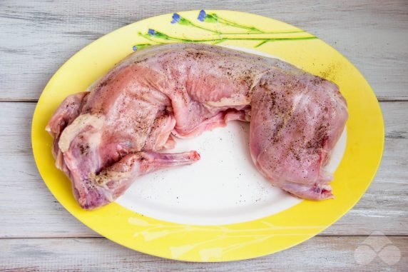 Кролик, запеченный целиком в духовке – фото приготовления рецепта, шаг 3