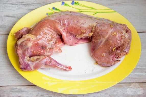 Кролик, запеченный целиком в духовке – фото приготовления рецепта, шаг 5