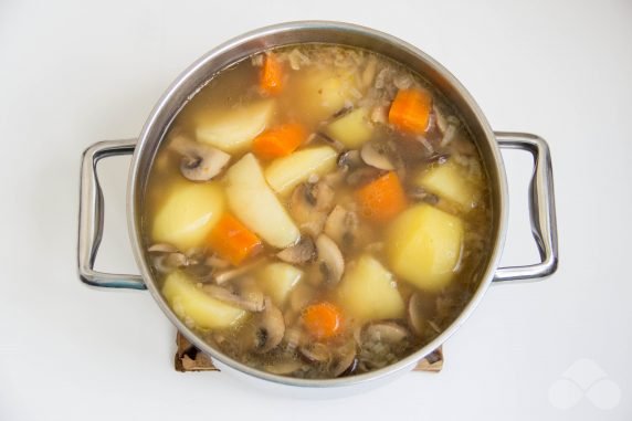 Овощной суп-пюре с шампиньонами и плавленым сыром – фото приготовления рецепта, шаг 2