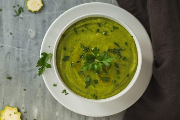 Суп-пюре со шпинатом, цукини и зеленью