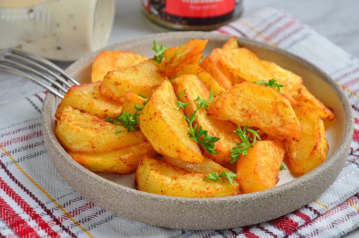Картошка по-деревенски с паприкой в духовке – простой и вкусный рецепт .