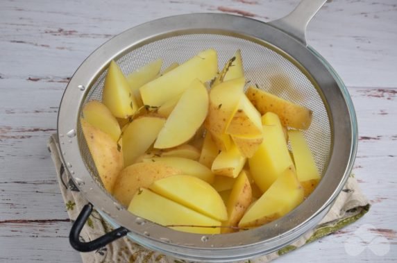 Картофель по-деревенски из вареной картошки – фото приготовления рецепта, шаг 3