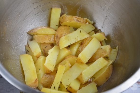 Картофель по-деревенски из вареной картошки – фото приготовления рецепта, шаг 4