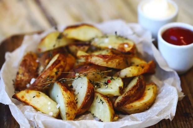 Картофель, запеченный в духовке в фольге целиком - 8 пошаговых фото в рецепте