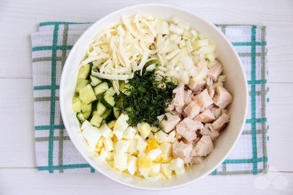 Как приготовить салат с копченой курицей и огурцами