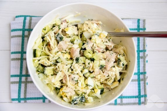 Салат с копченой курицей и свежими огурцами – фото приготовления рецепта, шаг 3