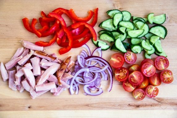 Салат с макаронами и копченой курицей – фото приготовления рецепта, шаг 2