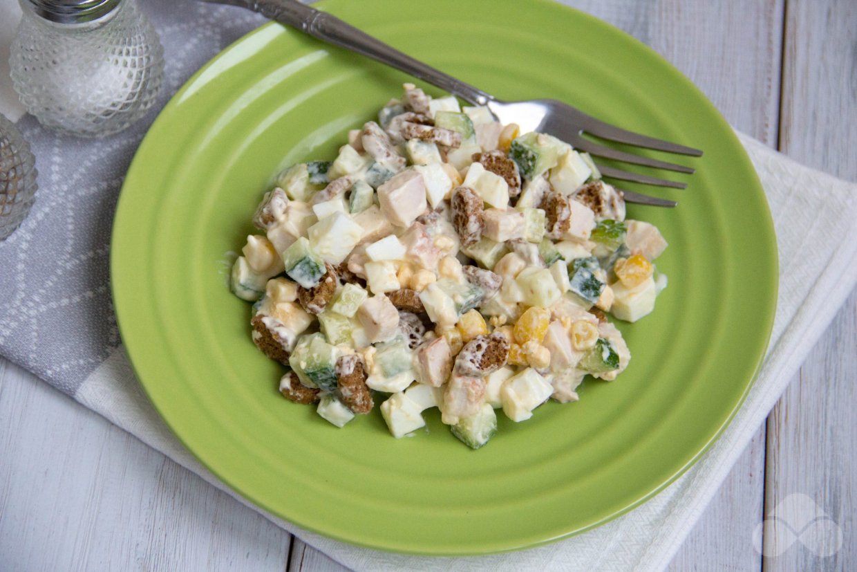 Салат с копченой курицей, кукурузой и сухариками – простой и вкусный рецепт с фото (пошагово)