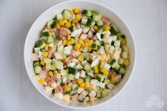 Салат с копченой курицей, кукурузой и сухариками – фото приготовления рецепта, шаг 2