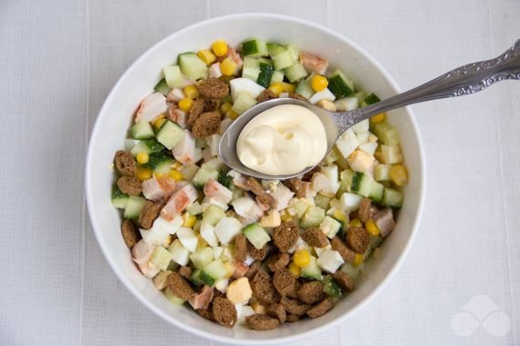 Салат с копченой курицей, кукурузой и сухариками – фото приготовления рецепта, шаг 3