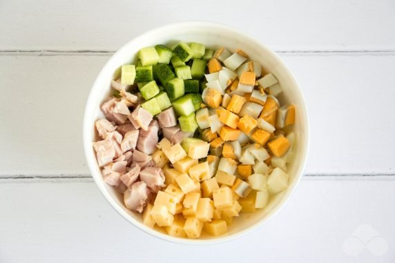 Салат с огурцами, кукурузой и копченой курицей – фото приготовления рецепта, шаг 1