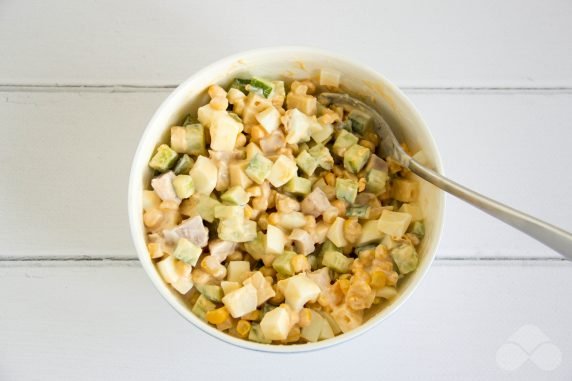 Салат с огурцами, кукурузой и копченой курицей – фото приготовления рецепта, шаг 2