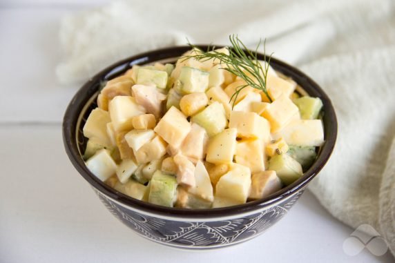 Салат с огурцами, кукурузой и копченой курицей – фото приготовления рецепта, шаг 3