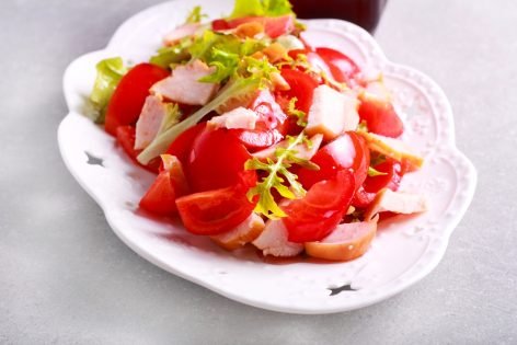 Салат с помидорами, копченой курицей и рукколой