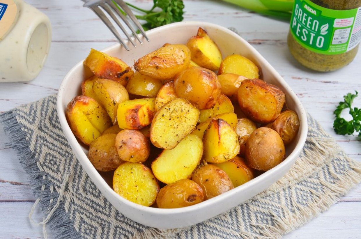 Картошка в духовке с помидорами и луком