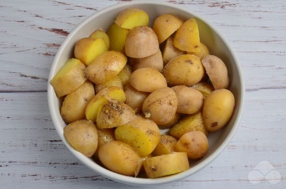 Запеченный молодой картофель по-деревенски – фото приготовления рецепта, шаг 2
