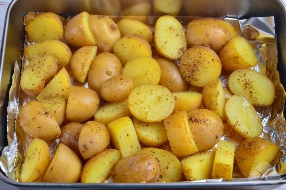 Запеченный молодой картофель по-деревенски – фото приготовления рецепта, шаг 4