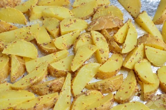 Картофель по-деревенски, запеченный с горчицей – фото приготовления рецепта, шаг 3