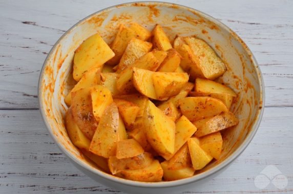 Картофель по-деревенски с чесноком – фото приготовления рецепта, шаг 3