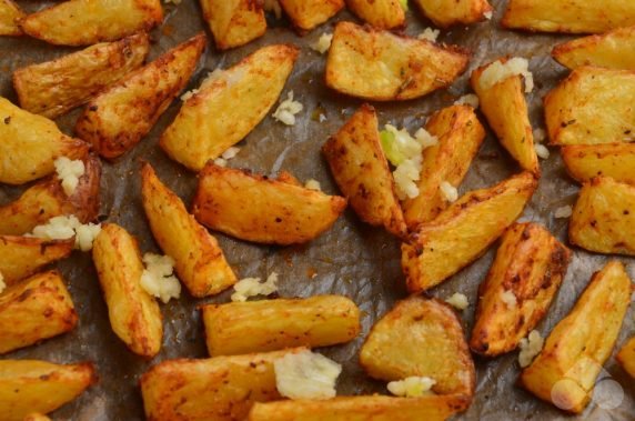 Картофель по-деревенски с чесноком – фото приготовления рецепта, шаг 6