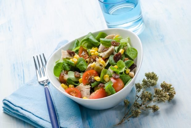 Салат со шпинатом, овощами и копченой курицей