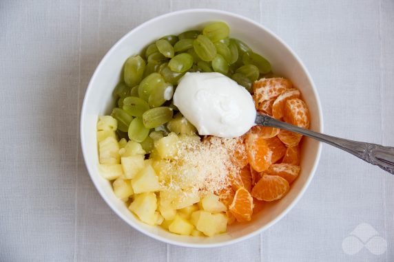Фруктовый салат с ананасом, мандаринами и маршмеллоу – фото приготовления рецепта, шаг 4
