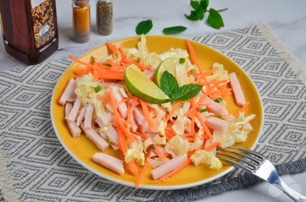 Рецепт второй: витаминный салат из капусты, моркови, перца и лука.
