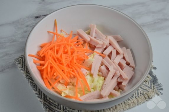 Салат с капустой и копченой курицей – фото приготовления рецепта, шаг 1