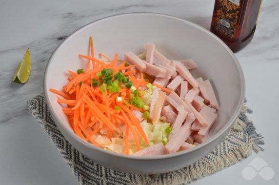 Салат с капустой и копченой курицей – фото приготовления рецепта, шаг 2