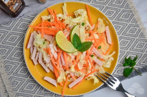 Салат с капустой и копченой курицей – фото приготовления рецепта, шаг 3