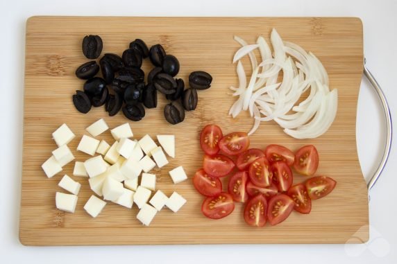 Итальянский салат с тунцом и моцареллой – фото приготовления рецепта, шаг 1