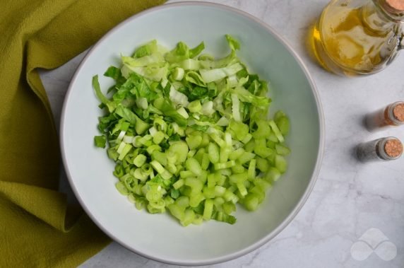 Диетический салат с сельдереем и тунцом – фото приготовления рецепта, шаг 1