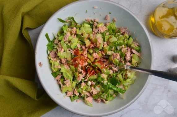 Диетический салат с сельдереем и тунцом – фото приготовления рецепта, шаг 3